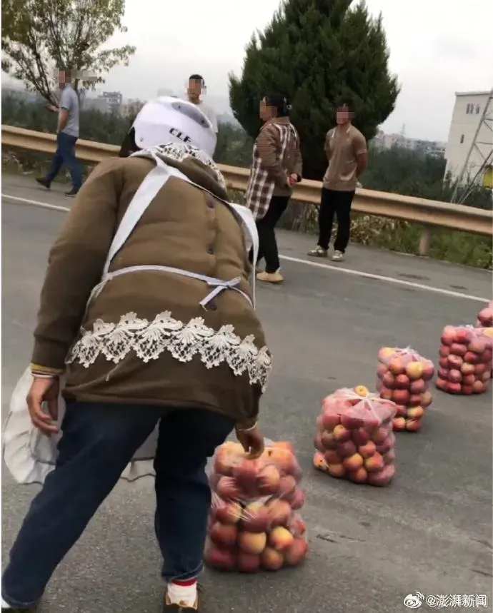 官方澄清是果農們不滿被交警扣車趕人才會堵路。（圖／翻攝微博）
