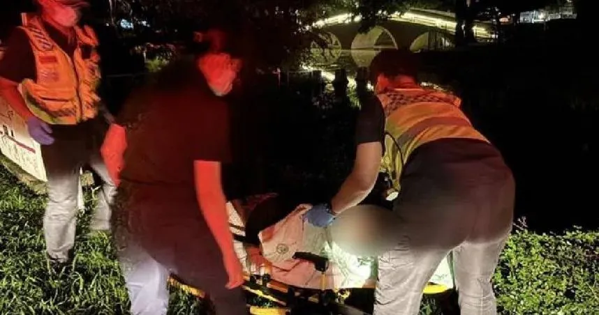 林翁到台中公園晨運,不慎失足跌落日月湖,經員警及民眾合力救援成功救上岸。(圖/翻攝畫面)