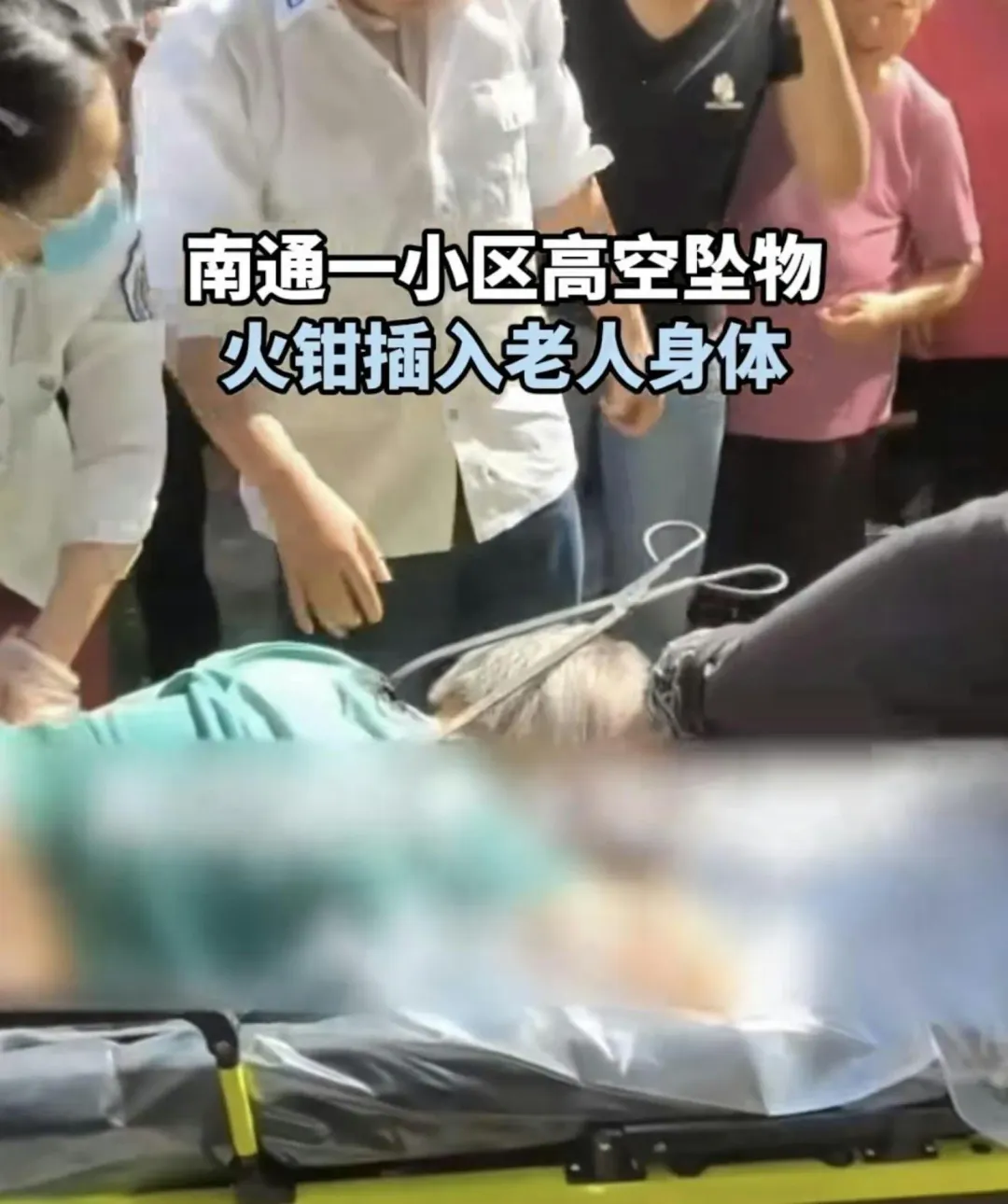 疑高空作業人員失手掉落釀禍。(圖/翻攝微博)