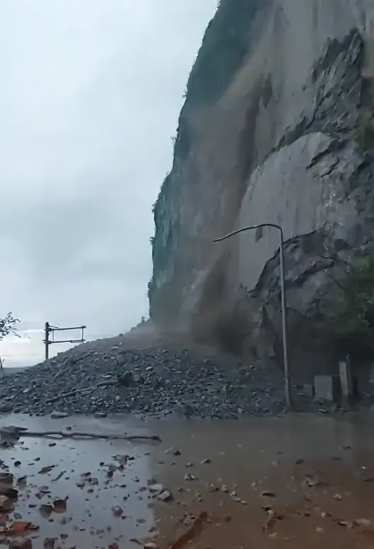 台9線蘇花公路匯德隧道南、北口發生土石流。（圖／花蓮縣消防局提供提供）