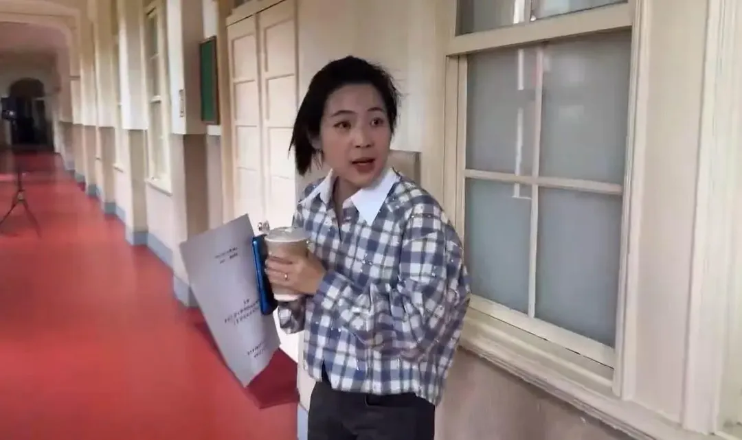 國民黨立委徐巧芯聽到媒體呼喊,立即停下腳步受訪回應。(圖／中天新聞)