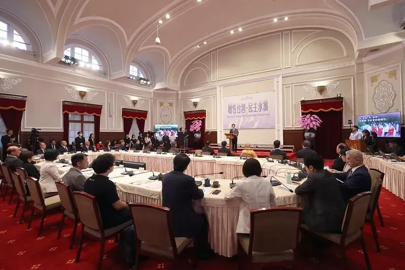 賴清德於9月26日召開全社會防衛韌性委員會首次會議,宣布將計畫培訓40萬民力,必要時投入支援軍事行動。(圖/總統府提供)