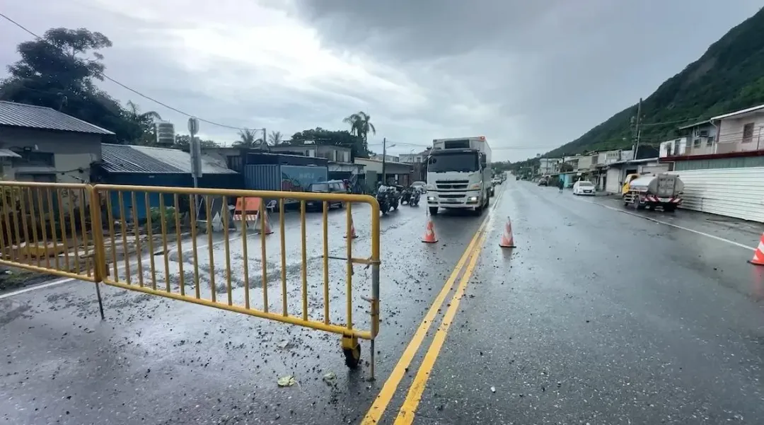 砂石車輛停置原地。（圖／中天新聞）