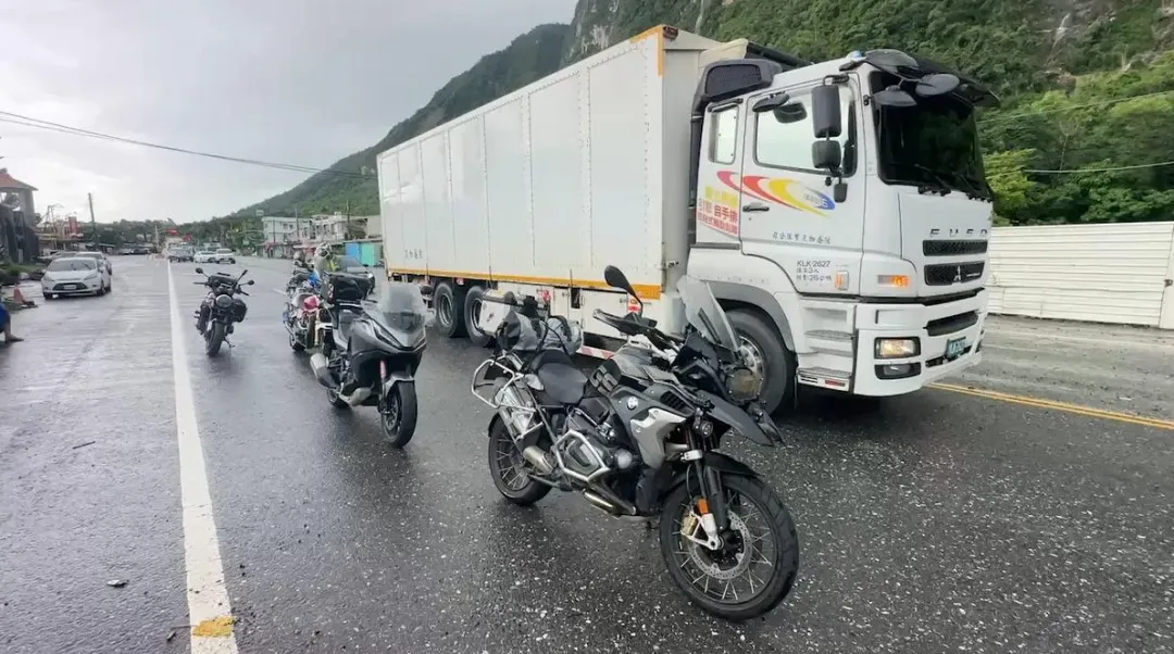 砂石車司機已由警車勸離、往北送至和仁管制站。（圖／中天新聞）