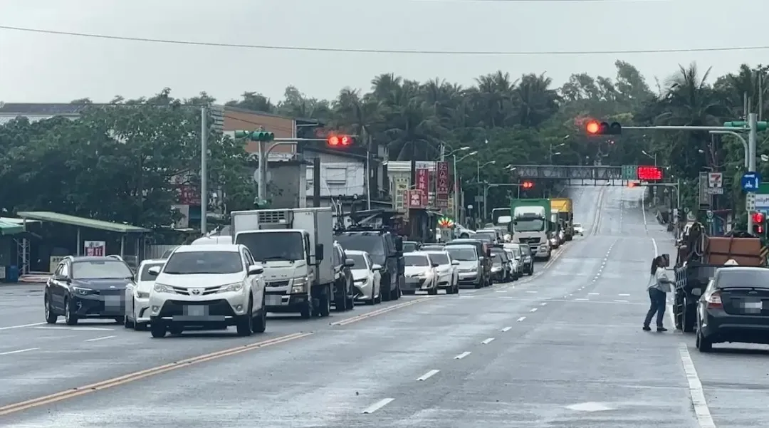 和仁端南下排隊車輛。（圖／中天新聞）