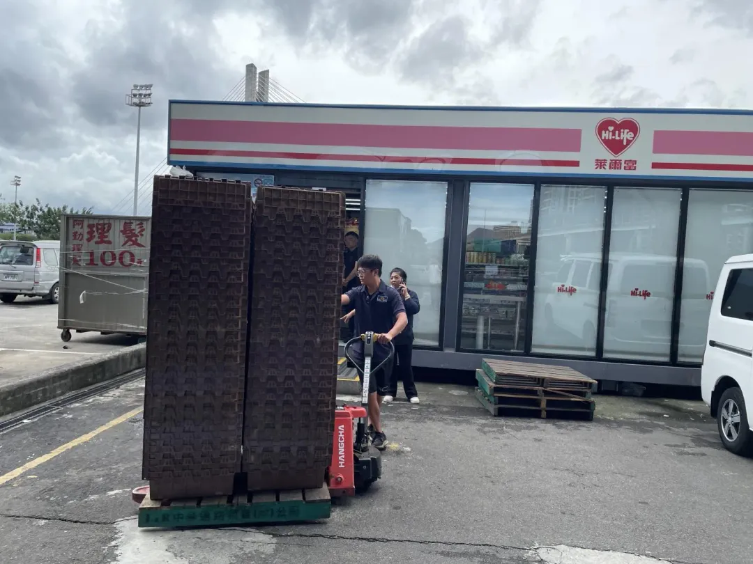 店員將貨品裝箱打包。（圖／萊爾富提供）