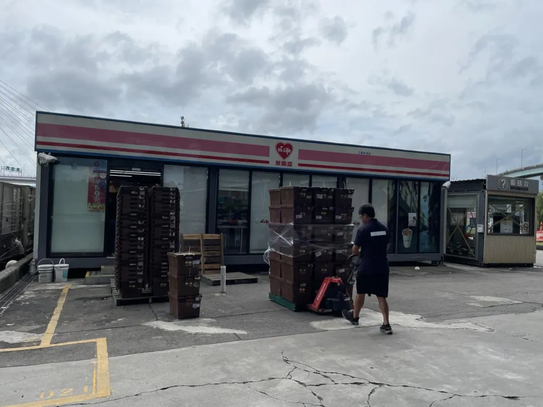 店員將貨品裝箱打包，預計下午1點前將商品以及機台撤離完畢。（圖／萊爾富提供）