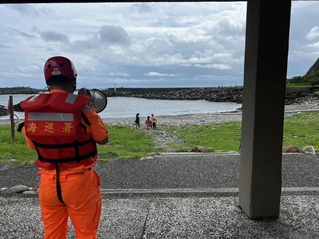 海巡署人員在海岸邊對民眾進行勸離工作。(圖/海巡署提供)