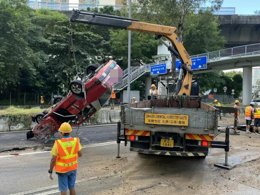 吊車將受困車救出（圖／翻攝香港01）