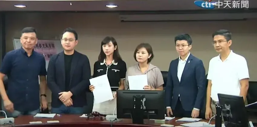 台北市議會完成「京華城容積違失案專案小組調查報告」。（圖/中天新聞）