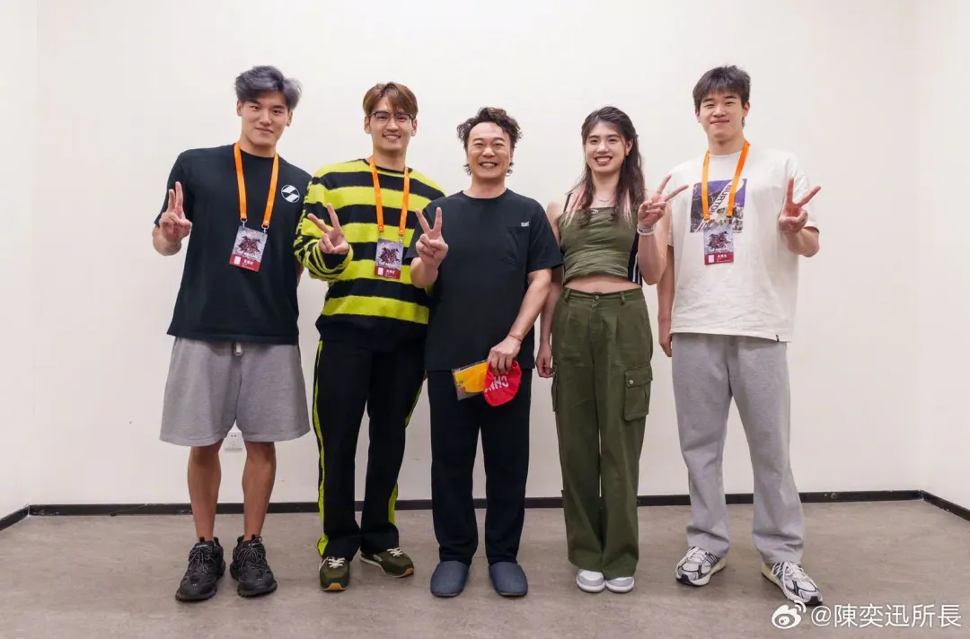 王長浩（左起）、徐嘉余、陳奕迅、張雨霏及潘展樂合照。圖／翻攝陳奕迅微博）