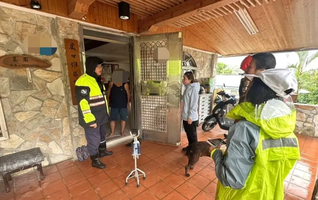 警員協助居民撤村。（圖／警方提供）