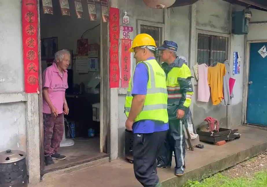 員警前往卓溪鄉古風村古楓部落21鄰保全戶家中勸離。(圖/中天新聞)