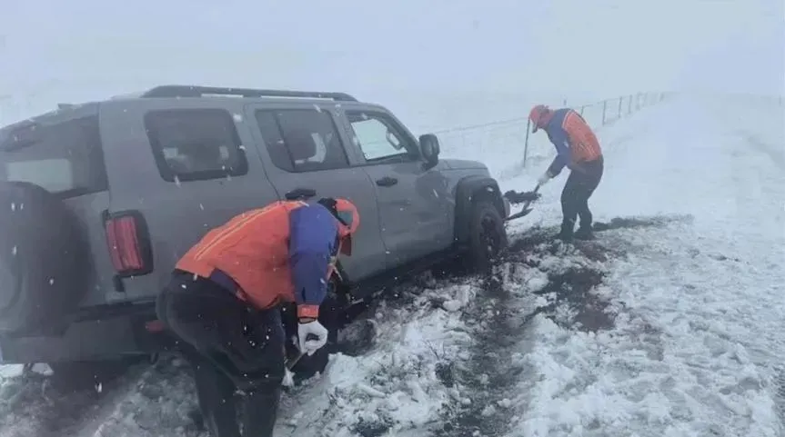 積雪最厚達50公分，傳出有600人滯留公路上。（圖／翻攝極目新聞）
