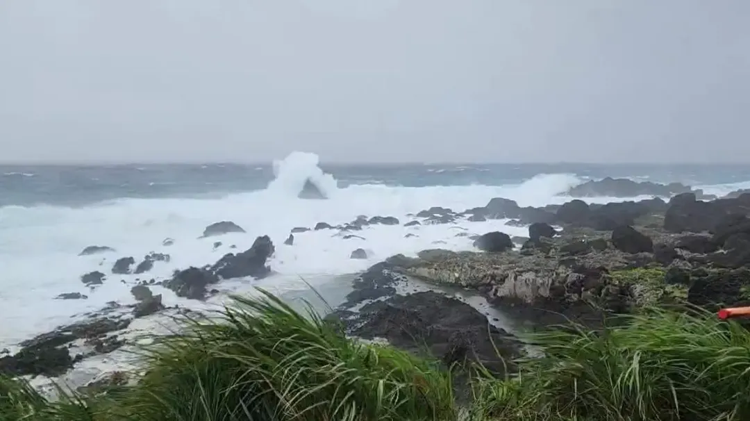海面大浪不斷。（圖／中天新聞）