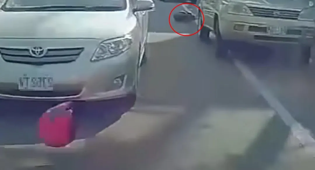 轎車駕駛涉嫌肇事逃逸，警方到場後還辯稱「不知道撞到人，以為撞到物品」。（圖／翻攝爆料公社）