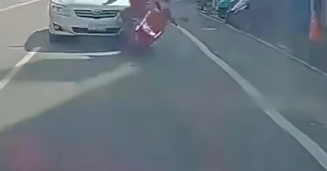 小轎車撞上前方女騎士。（圖／翻攝爆料公社）