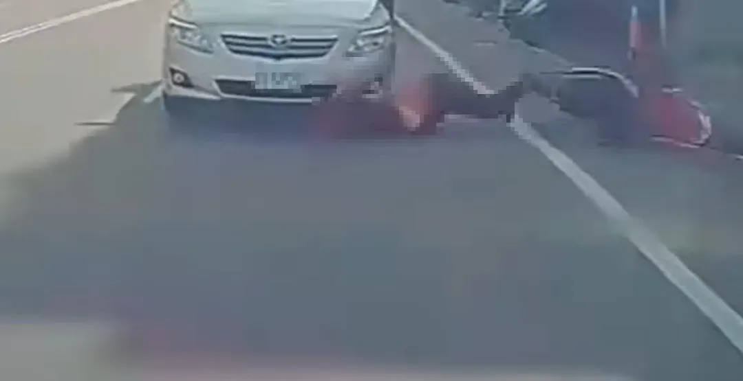 轎車肇逃輾過女騎士。（圖／翻攝爆料公社）