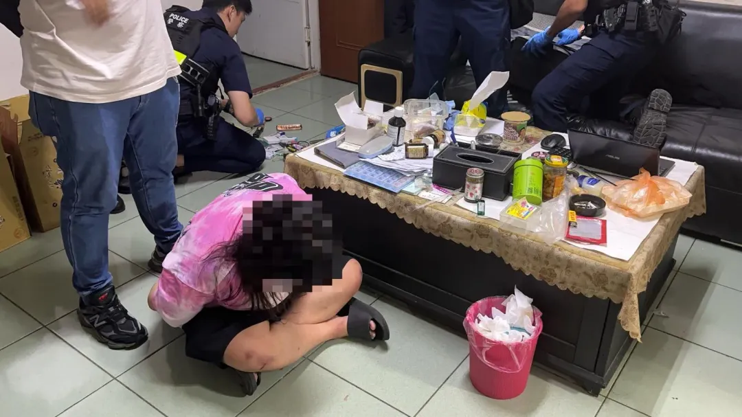 警方利用破壞器材破門而入，陳女隨後才被壓地在地。（圖／翻攝畫面）