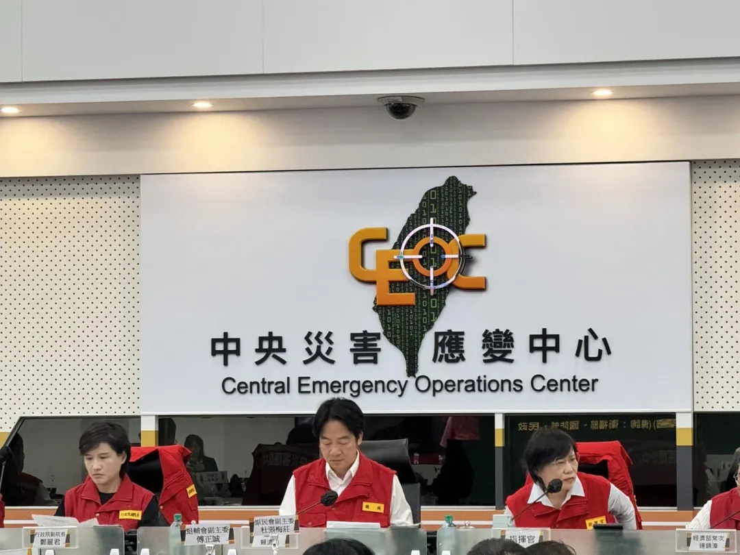 行政院副院長鄭麗君(左)、總統賴清德(中)、內政部長劉世芳(右)。(圖/中央災害應變中心)