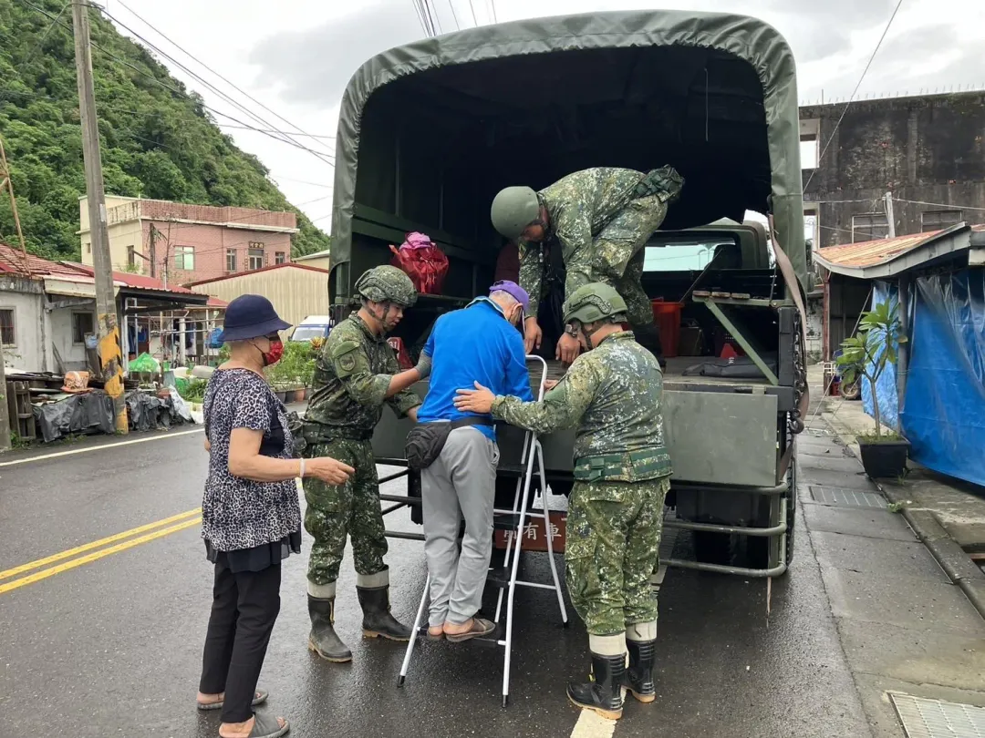 第4地支部官兵協助山區居民預防性撤離。(圖/第8軍團)