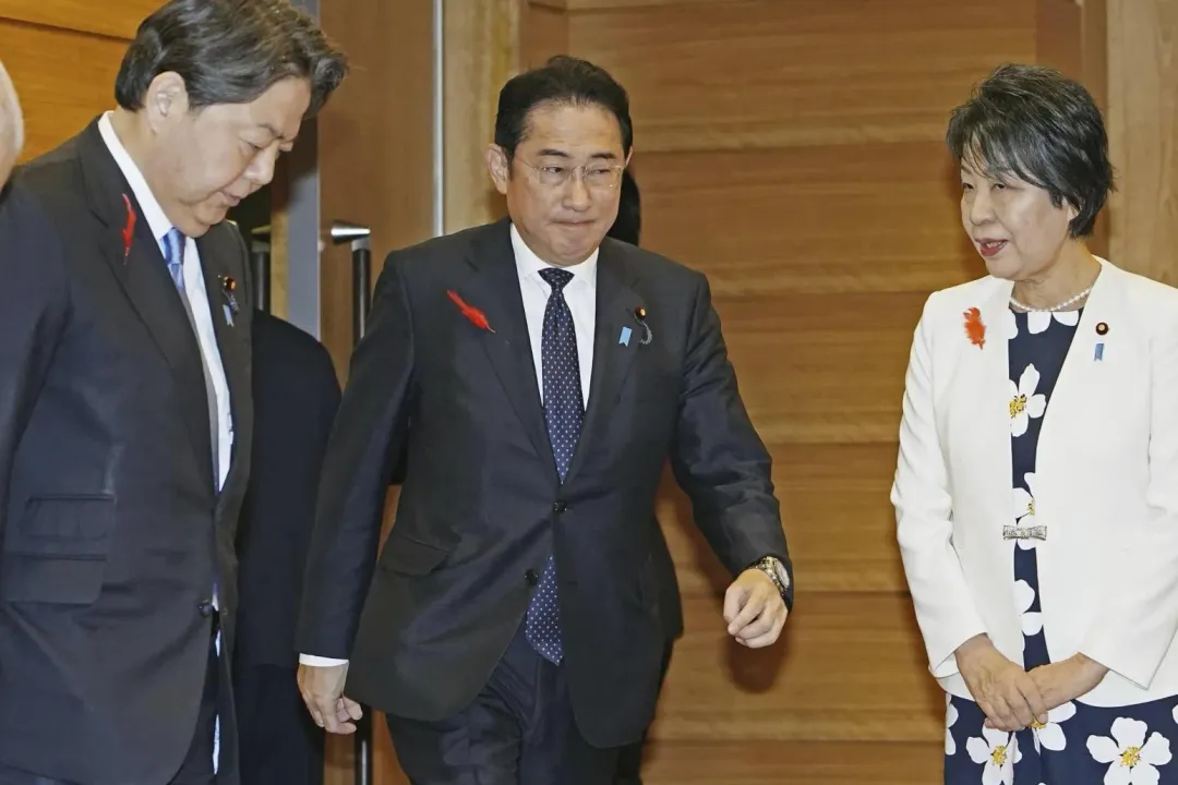 日本首相岸田文雄(中間者)1日上午率內閣總辭(圖/美聯社)