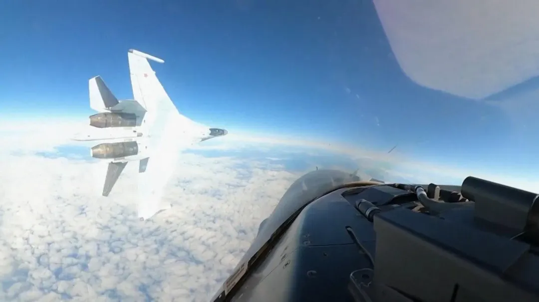 美軍公布影片,批俄戰機危險直切美F-16前方。(圖/美聯社)