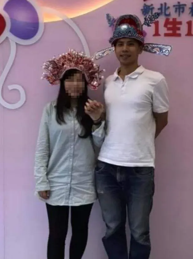 劉所長與妻子十指緊扣，笑容洋溢。（圖／翻攝自劉姓所長臉書）