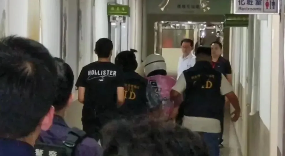 陳女面對記者提問,全程低頭不發一語,甚至在派出所內,一度不聽警方行走方向。(圖/官有紘攝)