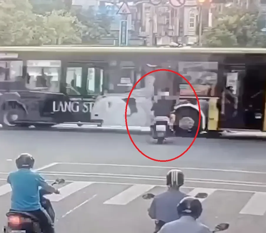 監視器畫面捕捉到陳姓男騎士路口搶快起步，撞擊公車的瞬間。（圖／翻攝畫面）
