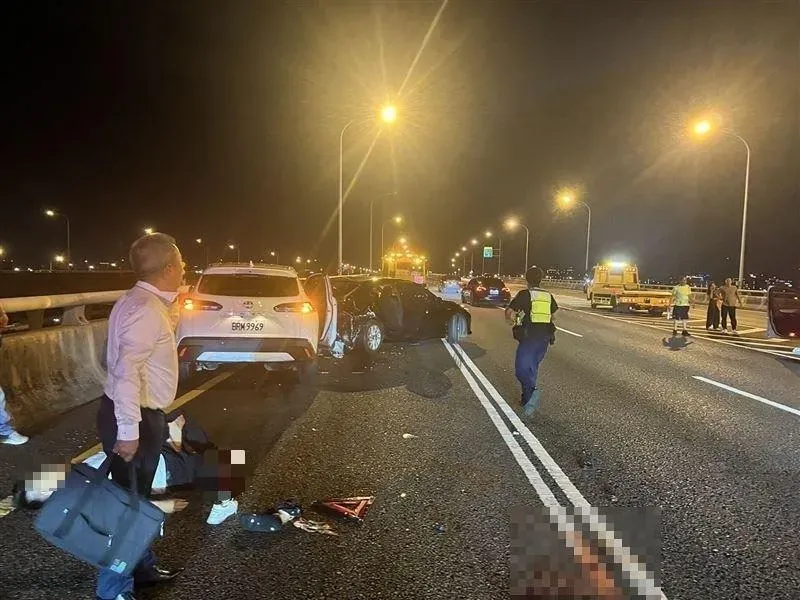 胡開宏座車（黑車）遇到連環撞車禍，司機骨折，胡開宏本人則未受傷。（圖／翻攝畫面）