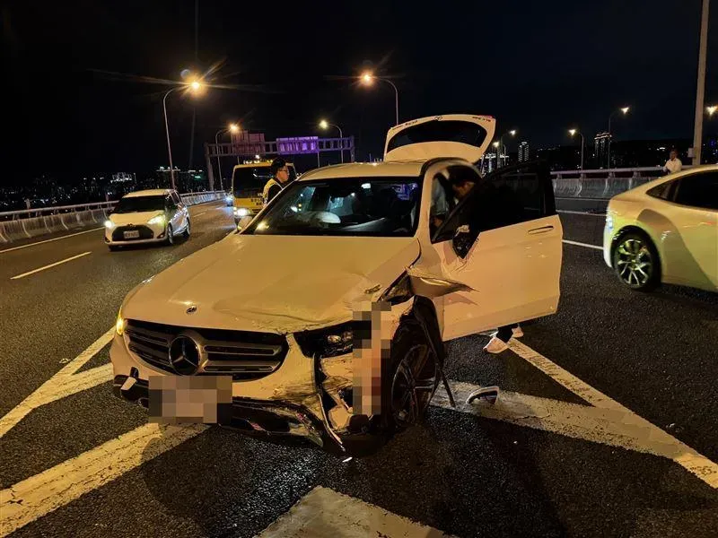 撞上王姓男司機的第3輛賓士車被撞的車頭凹陷，可見撞擊力道之大。（圖／翻攝畫面）