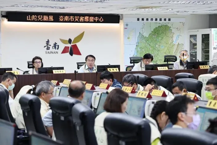 台南市長黃偉哲主持山陀兒颱風應變中心第一次工作會報。（圖／台南市政府提供）