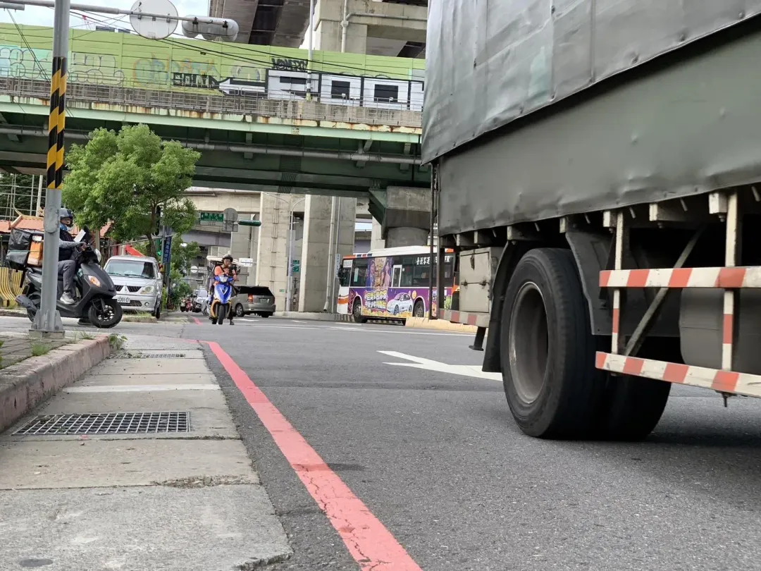 新北市從1日晚上8時開放路邊黃、紅線停車。(圖/新北市提供)