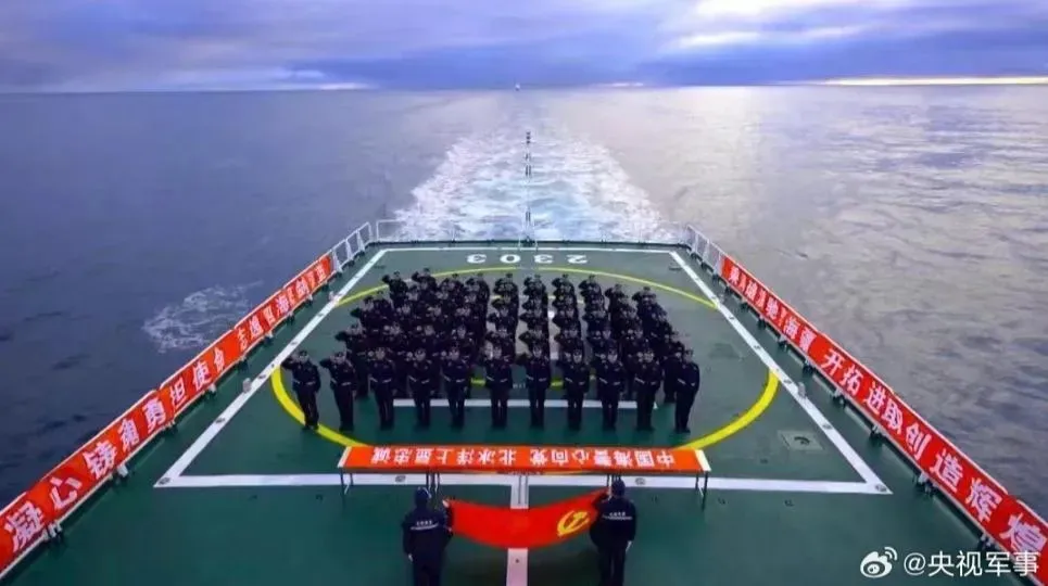 大陸執法人員集合在甲板齊唱大陸國歌（圖／翻攝微博）