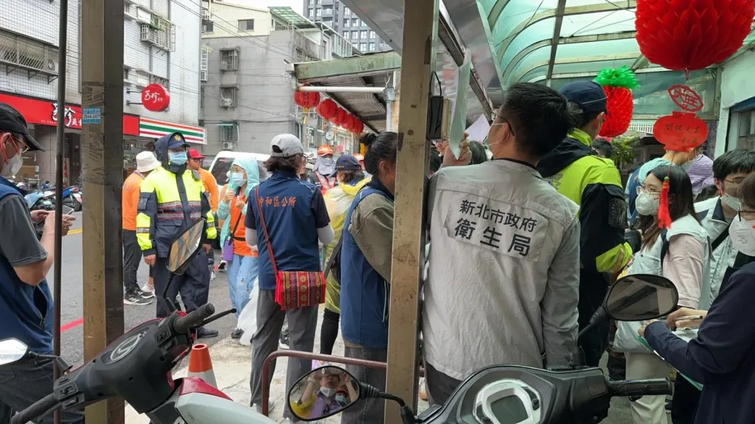 山陀兒颱風即將來襲，防疫工作不中斷，市府團隊持續動員，10月2日調度衛生局及12區衛生所、環保局、清潔隊、區公所及警方計200名人力加強清除社區孳生源及環境噴消。（圖／新北市衛生局提供）