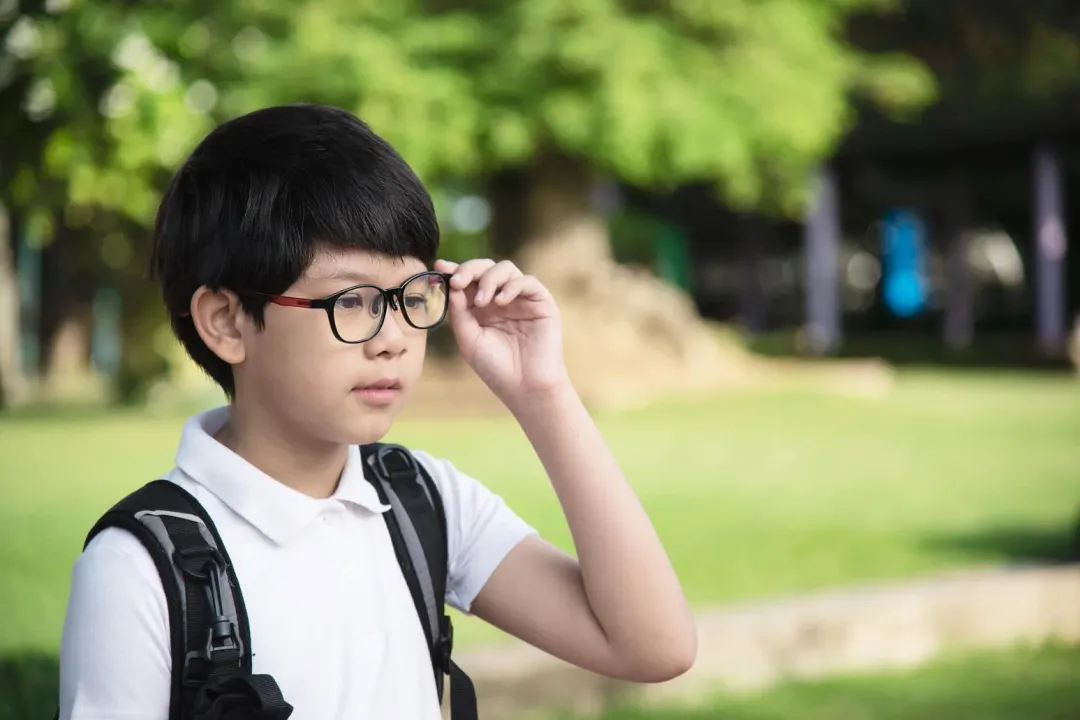 大陸一名11歲男童把兩副眼鏡「疊加」使用,結果近視暴增100多度。(示意圖/翻攝Freepik)