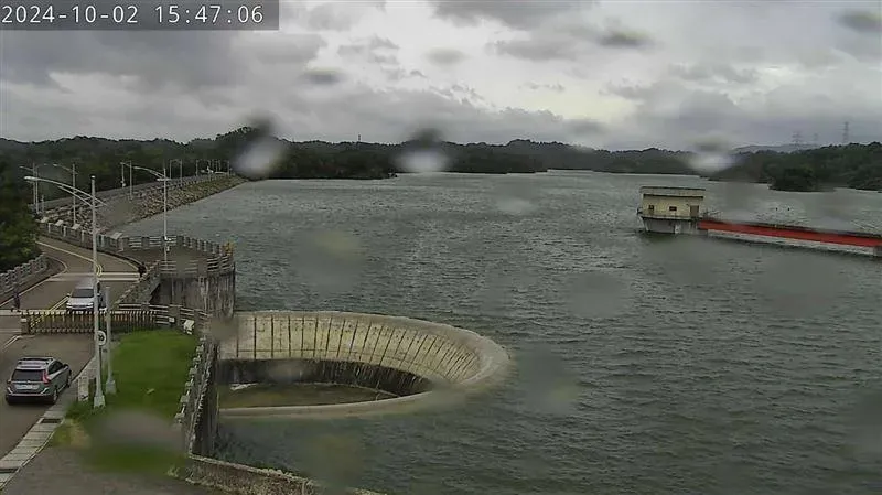 新竹縣寶山水庫、寶二水庫2日白天蓄水率一度飆破100%,水庫進行自然溢流。(圖/翻攝自台灣路況即時影像)