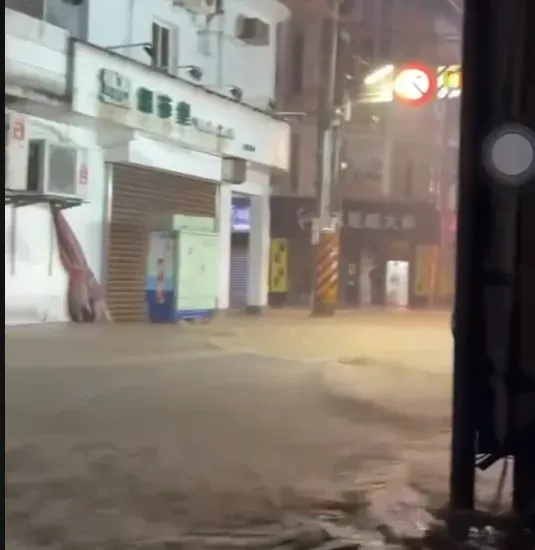 基隆市區劉銘傳路幾乎變成小河。(圖/翻攝畫面)