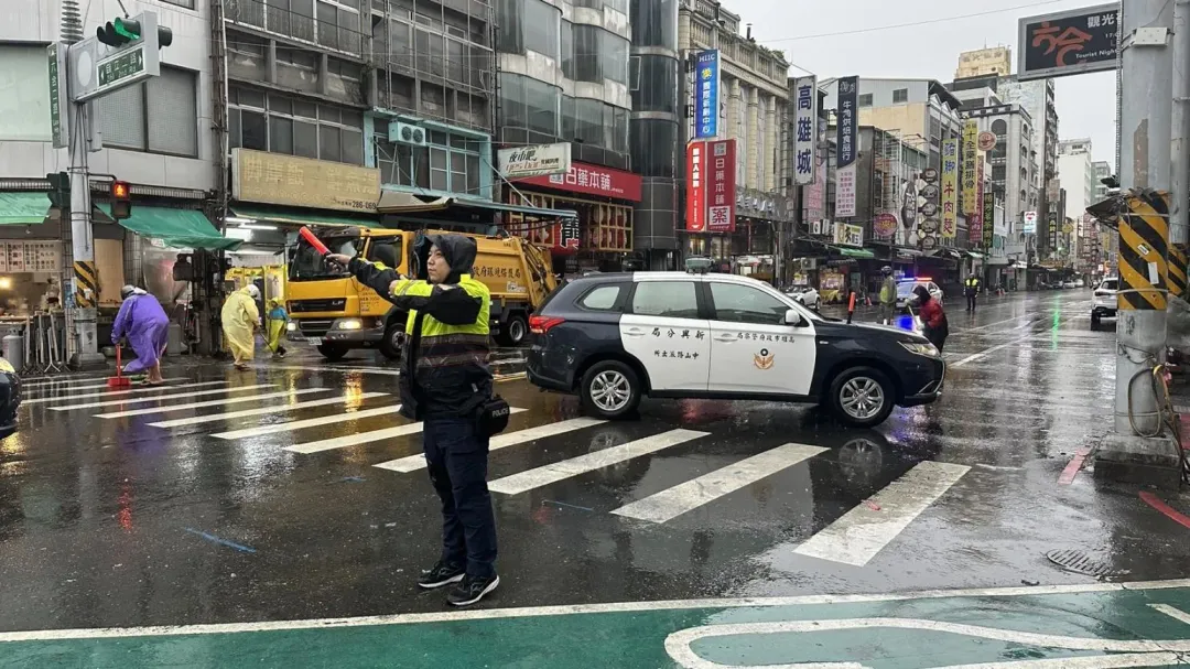 警方也到場指揮交通，就是怕地上隨處可見的玻璃造成危險。（圖／翻攝畫面）