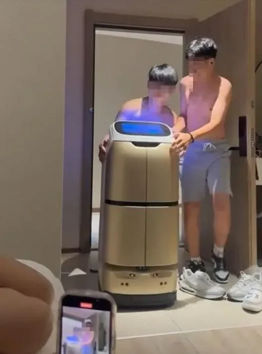 還有兩名名女子躺在床上並用手機拍下影片，至少有4個人在房間內嬉鬧。（圖／翻攝畫面）
