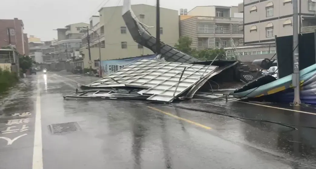 建商廣告看版佔據馬路大半面積。(圖/中天新聞)