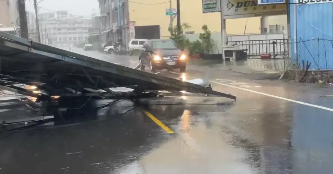 車子小心翼翼通過。(圖/中天新聞)