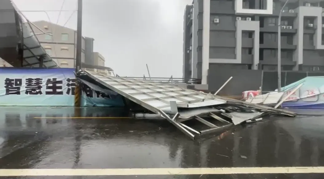 屏東東港鎮東興三街路上,發生廣告看板倒塌意外。(圖/中天新聞)