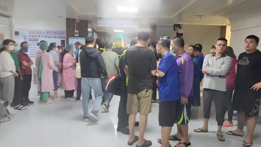 屏東東港的安泰醫院3日發生火警。(圖/翻攝畫面)