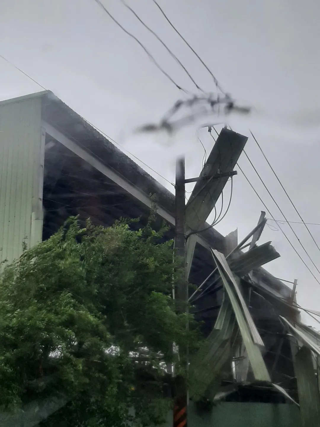 鐵皮遭大風吹翻,高雄市前鎮區約有2840戶停電。(圖/台電提供)