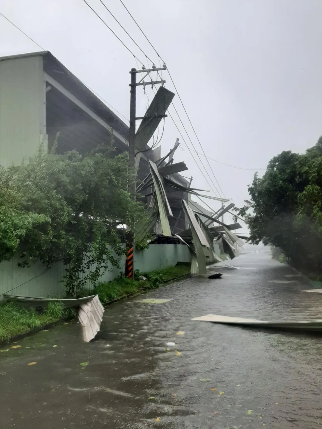 鐵皮遭大風吹翻。(圖/台電提供)