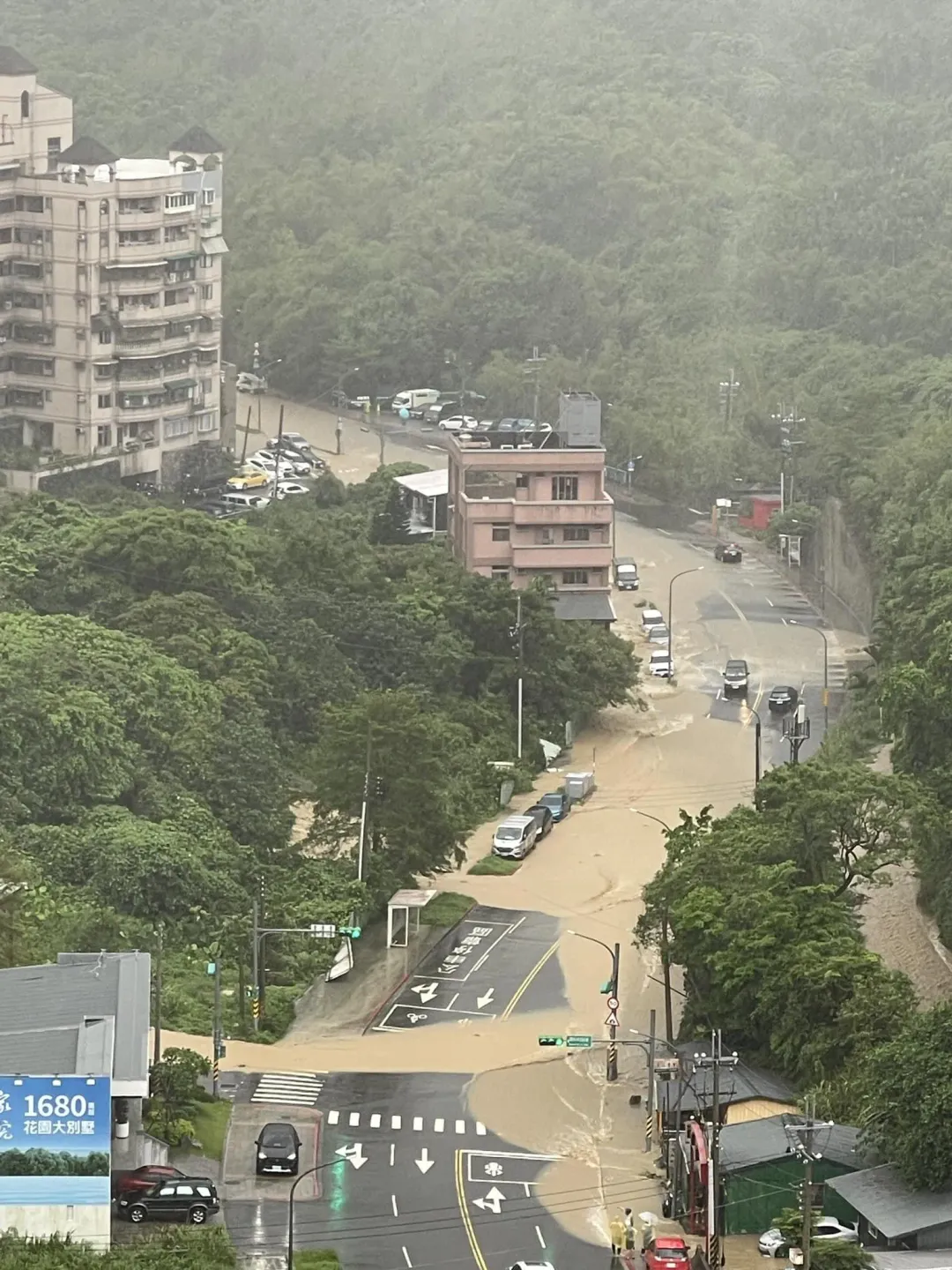 中度颱風山陀兒今天中午前後將登陸,強風豪雨可能導致多地出現積水或淹水情況,民眾易因接觸污水、污泥或環境積水孳生病媒蚊,而導致感染鉤端螺旋體病、類鼻疽、登革熱及腸道傳染病等風險。(圖/報系資料照)
