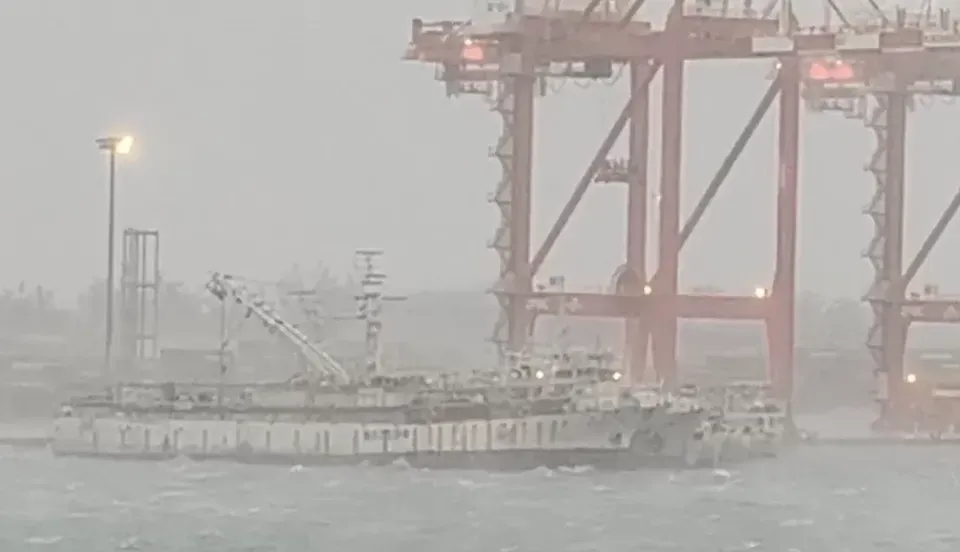 不僅不少高雄港過港隧道旁內的貨櫃遭強風吹落，多艘高雄港內漁船也因斷纜漂走。（圖/翻攝畫面）