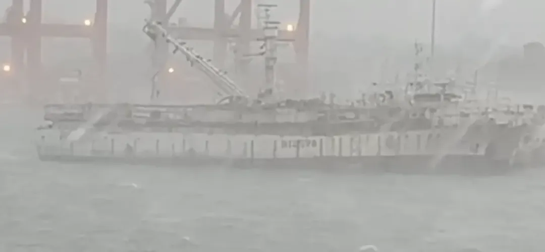 不僅不少高雄港過港隧道旁內的貨櫃遭強風吹落，多艘高雄港內漁船也因斷纜漂走。（圖/翻攝畫面）